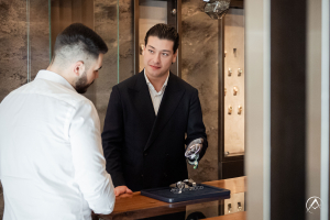 Avi & Co. customer service associate working with a customer