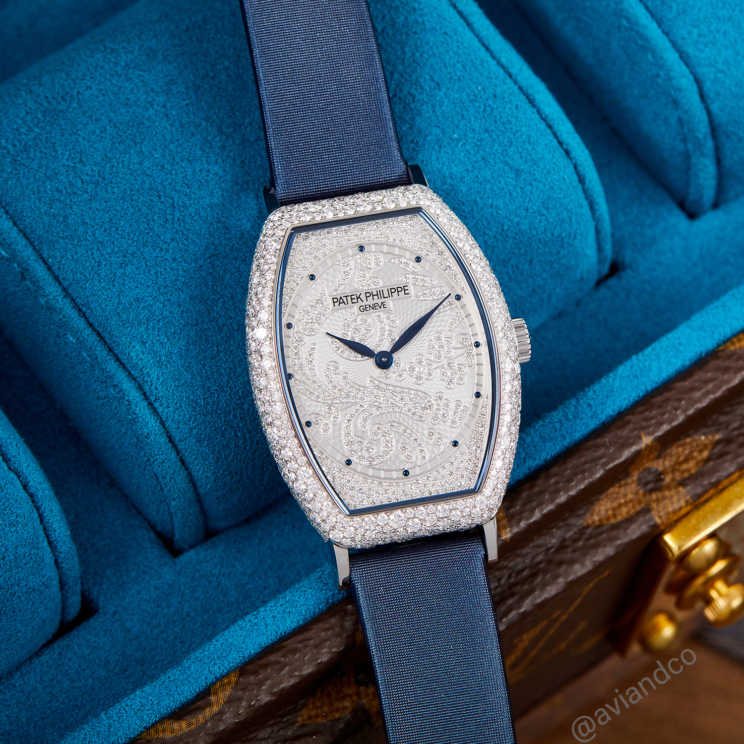 29 mm 18K White Gold Watch with Pave-Diamond Dial, Index Hour Markers, and a Navy Strap.