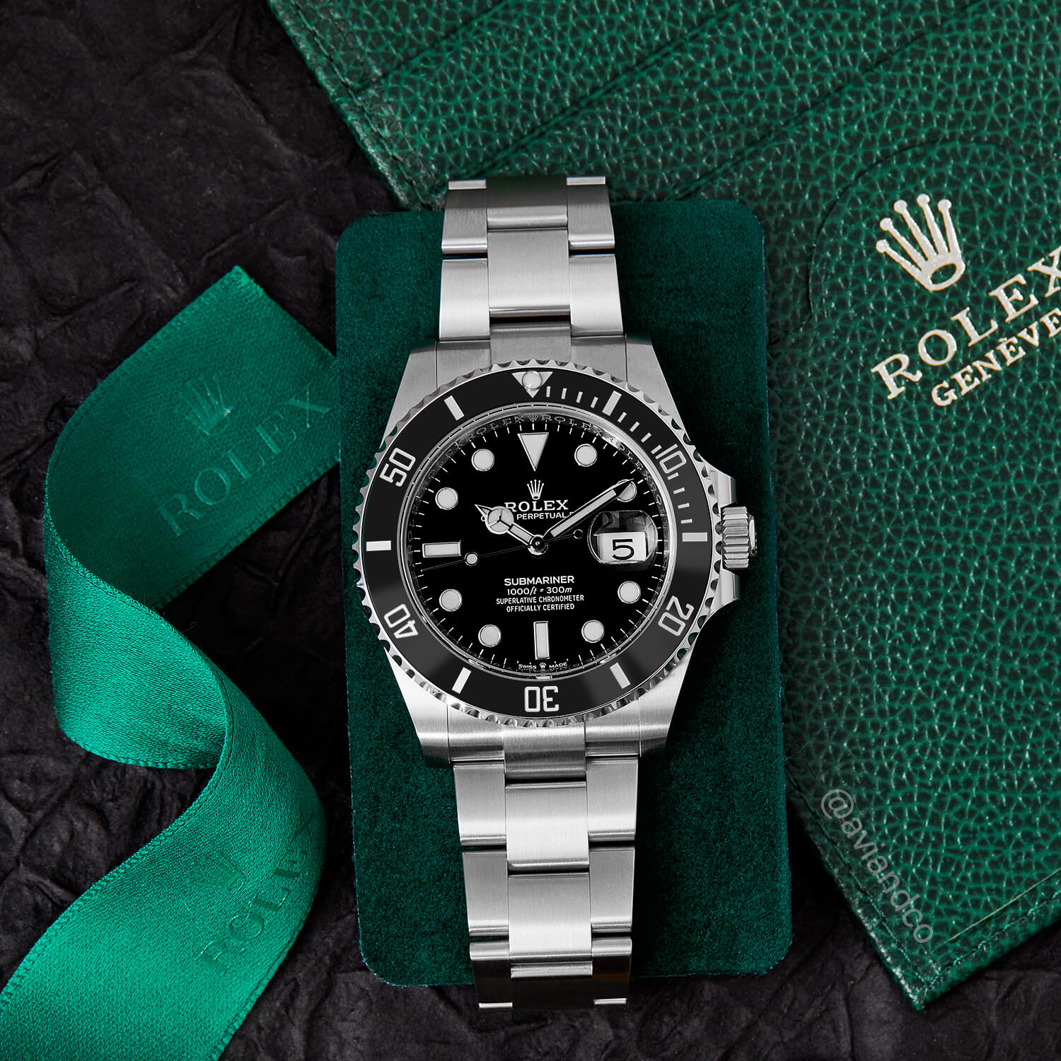 40 mm Rolex Submariner with Black Dial, Black Bezel, Index Hour Markers, and a Date Function.