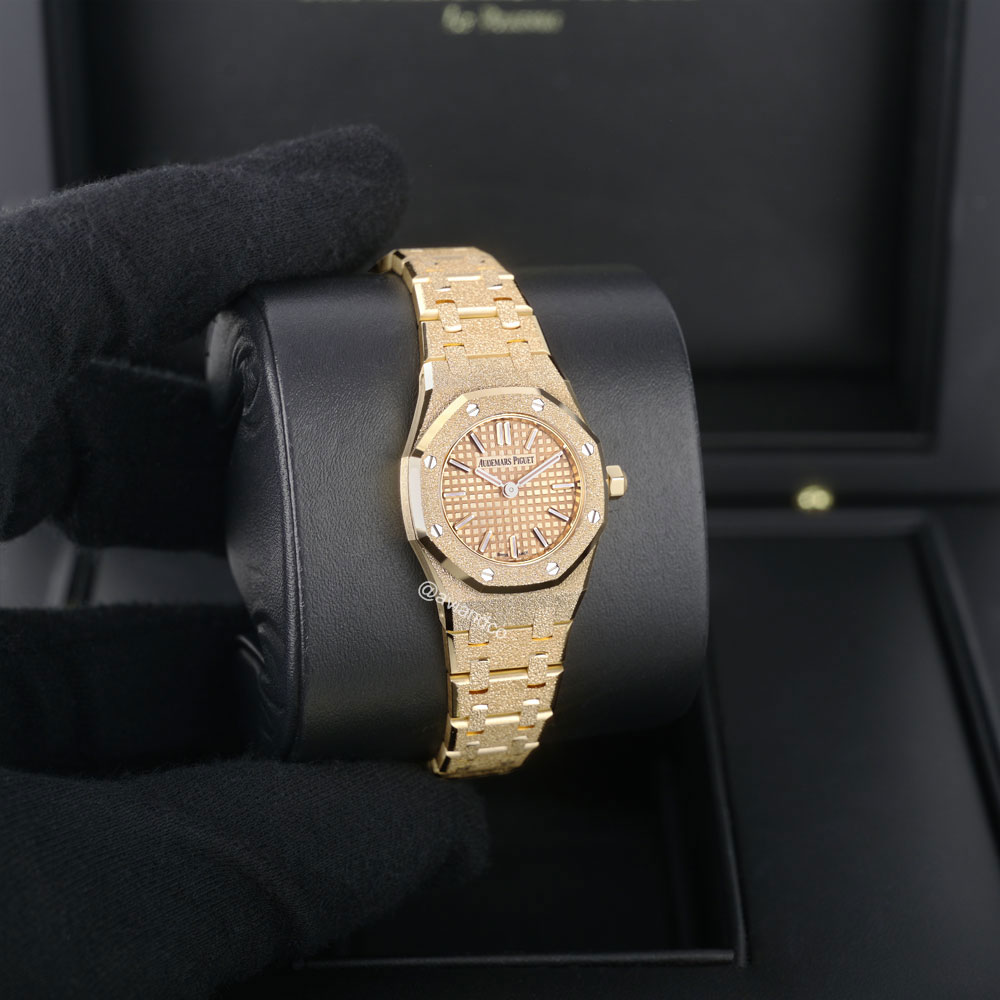 Audemars Piguet Royal Oak, 18K Yellow Gold, 23 mm